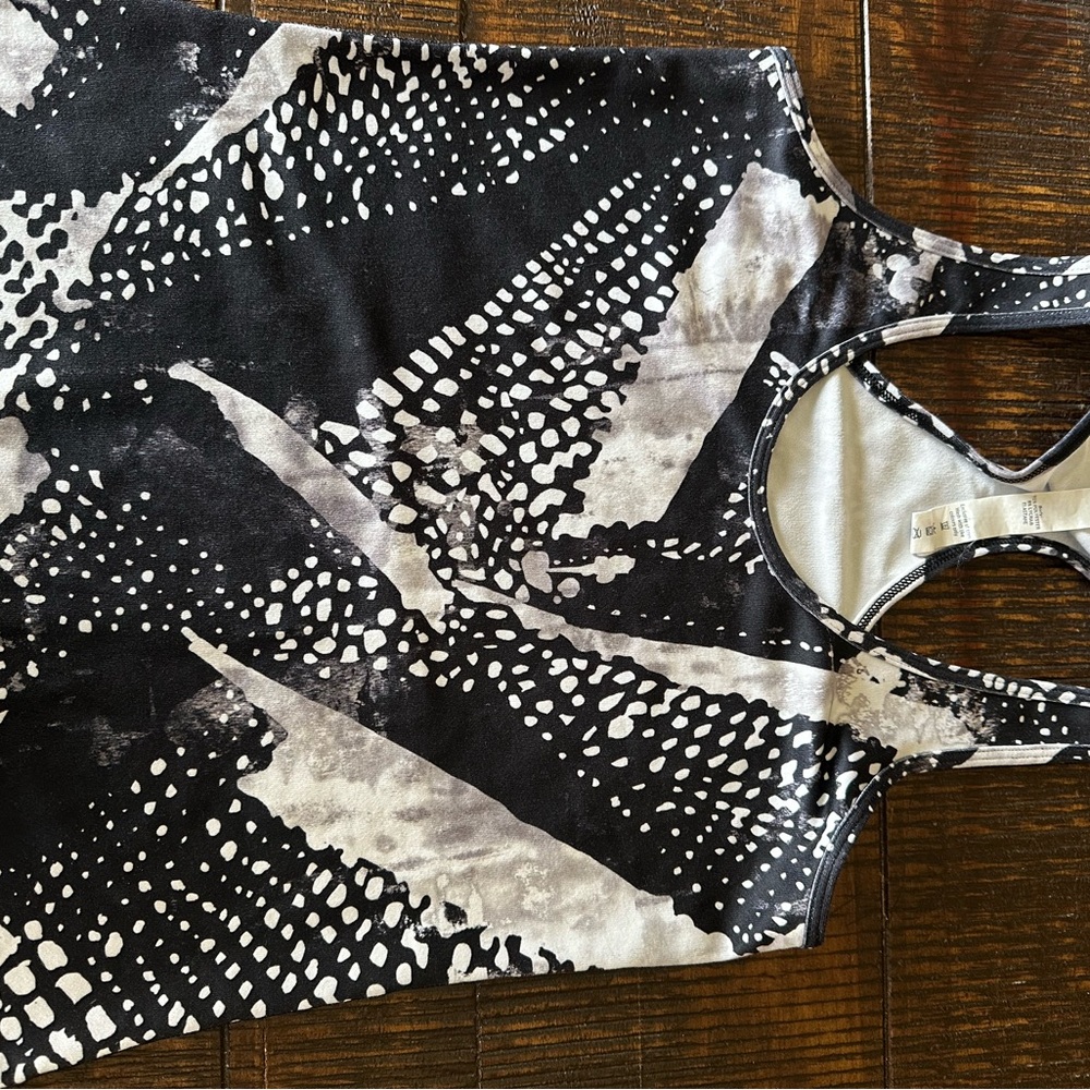 Lululemon women’s tank. Size 6. New without tags.